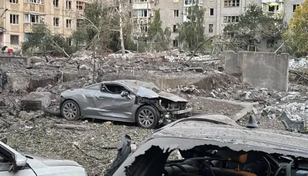 ロシアのミサイル攻撃でクレメンチュークの2人死亡、7人負傷 救助活動